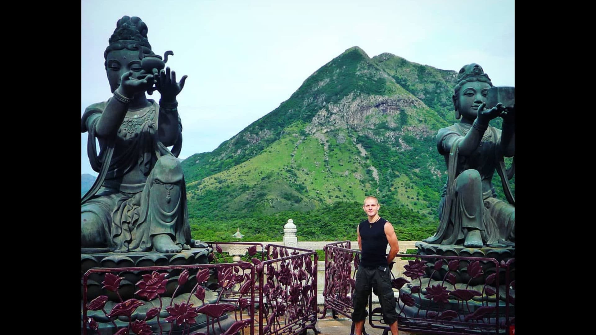 A person showing a kung fu salute in Hong Kong